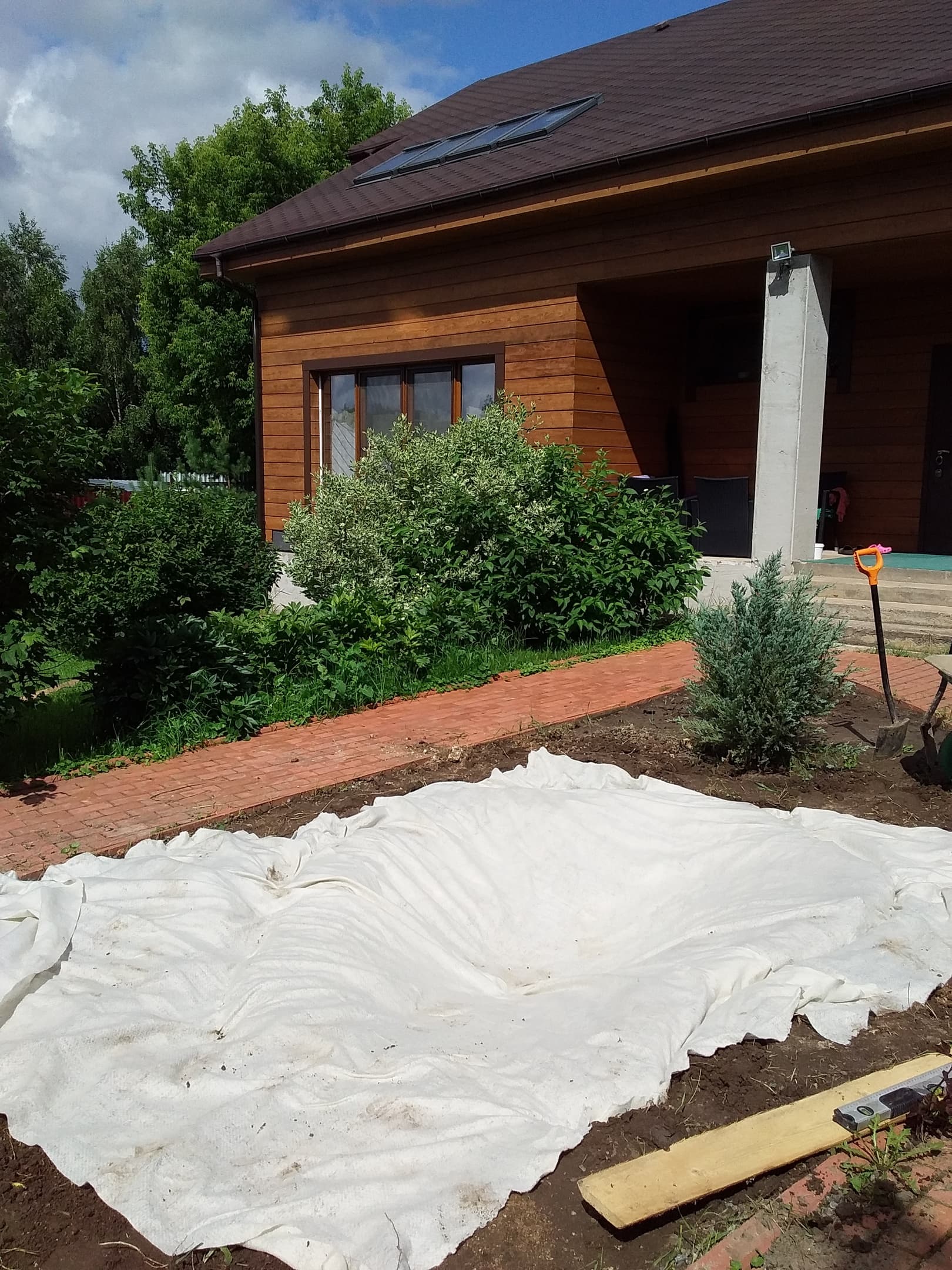 Альпийская горка, водопад и пруд; подбор камня и кустарников